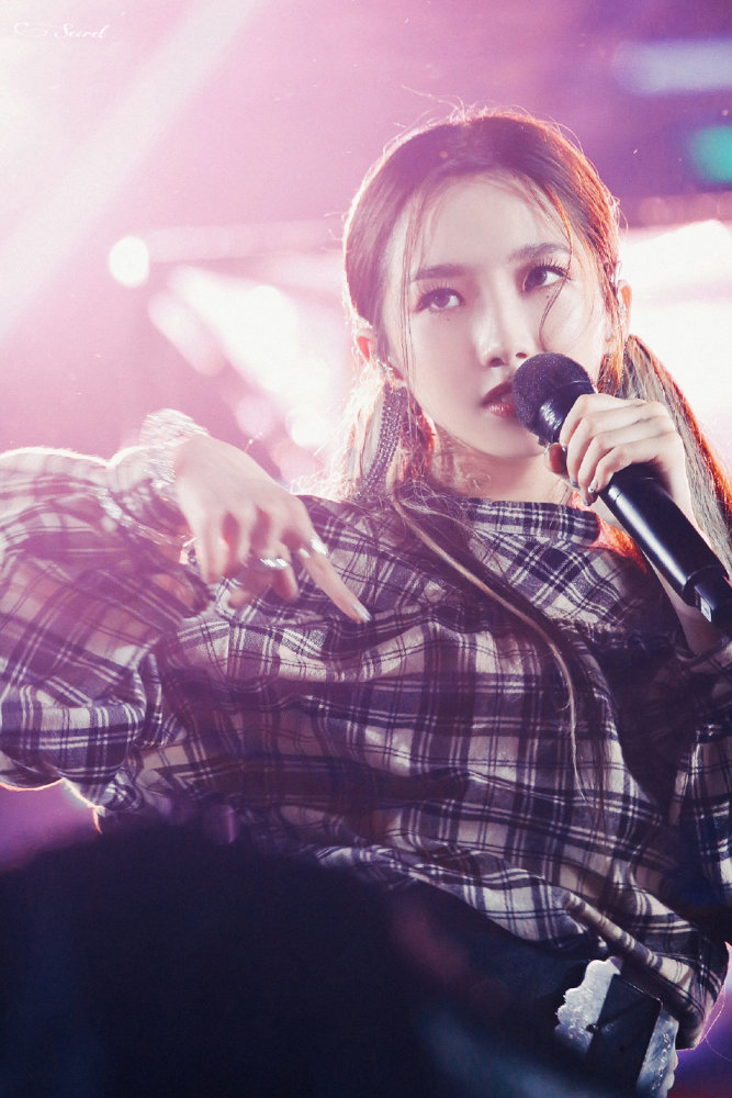 蔡徐坤 火箭少女101——孟美岐 程潇 周洁琼 r1se——姚琛 r1se