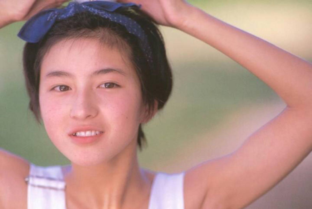 曾被称为二十世纪末的美少女日本女星,简洁时髦的短发,很飒