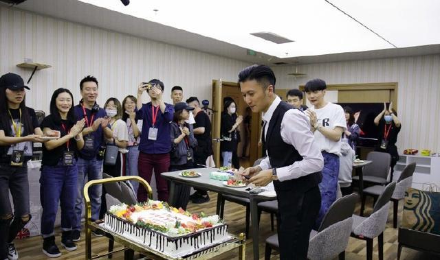 古力娜扎|吃瓜日报丨谢霆锋王菲真分手了？章子怡怒斥代拍？黄晓明想要二胎？