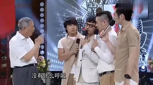 欧弟|三岁女童被风筝卷上高空，欧弟调侃被骂，紧急删帖后拉女儿挡风头