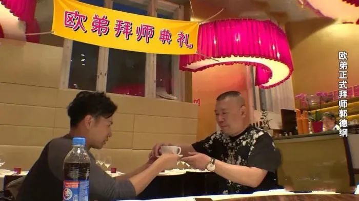 欧弟|三岁女童被风筝卷上高空，欧弟调侃被骂，紧急删帖后拉女儿挡风头