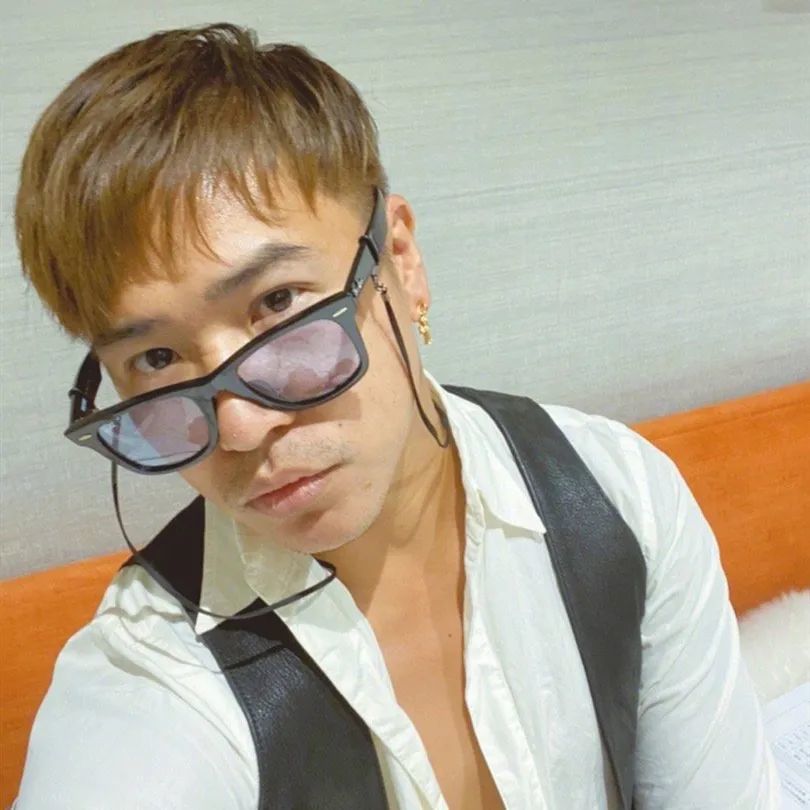 欧弟|三岁女童被风筝卷上高空，欧弟调侃被骂，紧急删帖后拉女儿挡风头