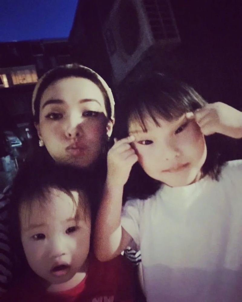 欧弟|三岁女童被风筝卷上高空，欧弟调侃被骂，紧急删帖后拉女儿挡风头