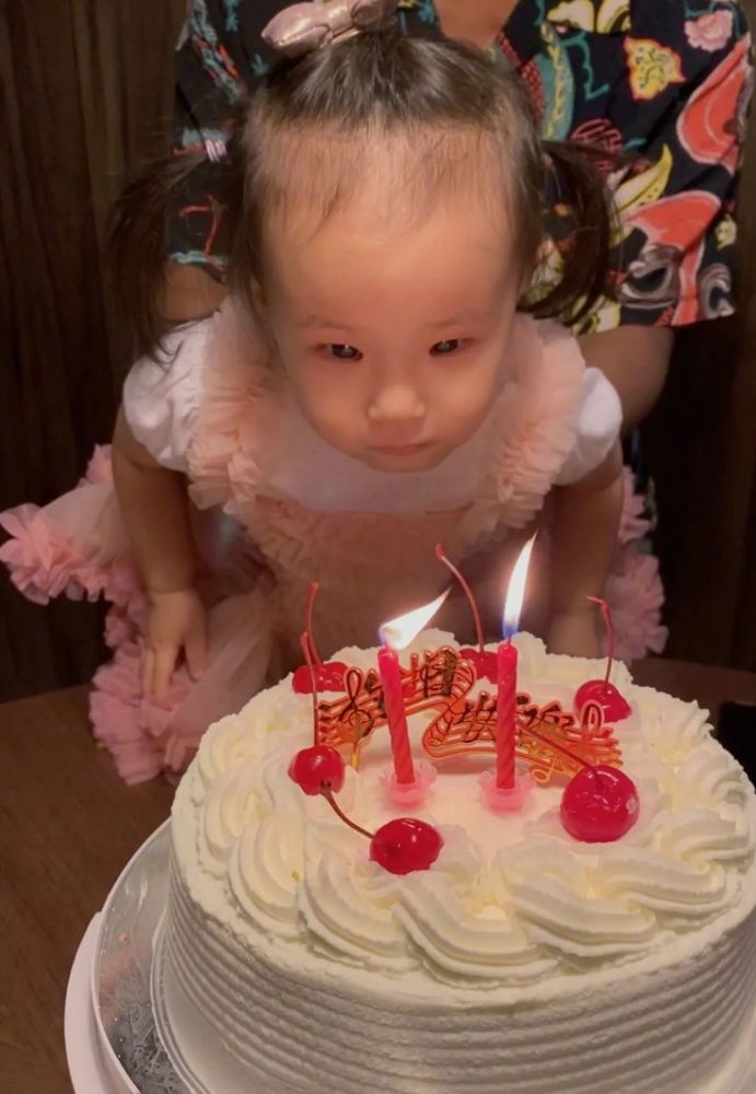 欧弟|三岁女童被风筝卷上高空，欧弟调侃被骂，紧急删帖后拉女儿挡风头