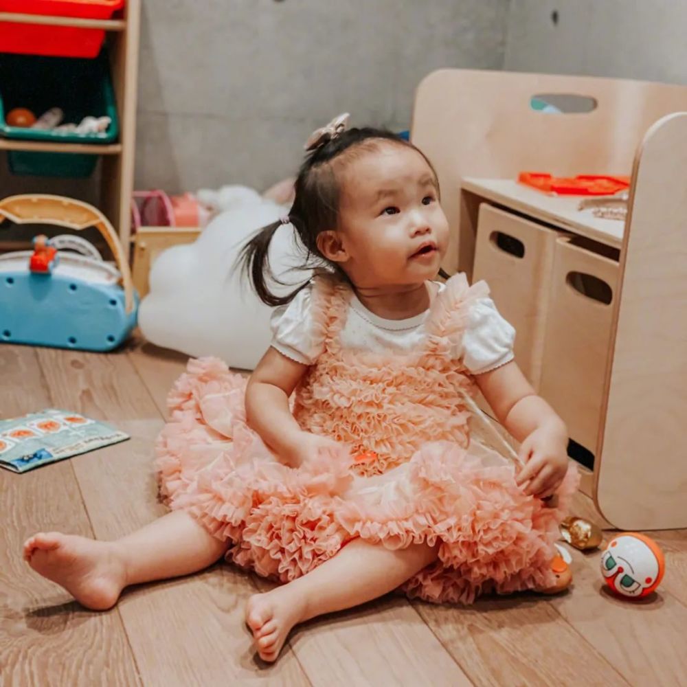 欧弟|三岁女童被风筝卷上高空，欧弟调侃被骂，紧急删帖后拉女儿挡风头