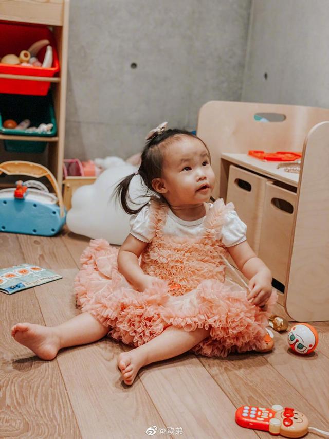 欧弟|主持人欧弟罕晒娃，小女儿呆萌可爱太像爸，与姐姐样貌大不同