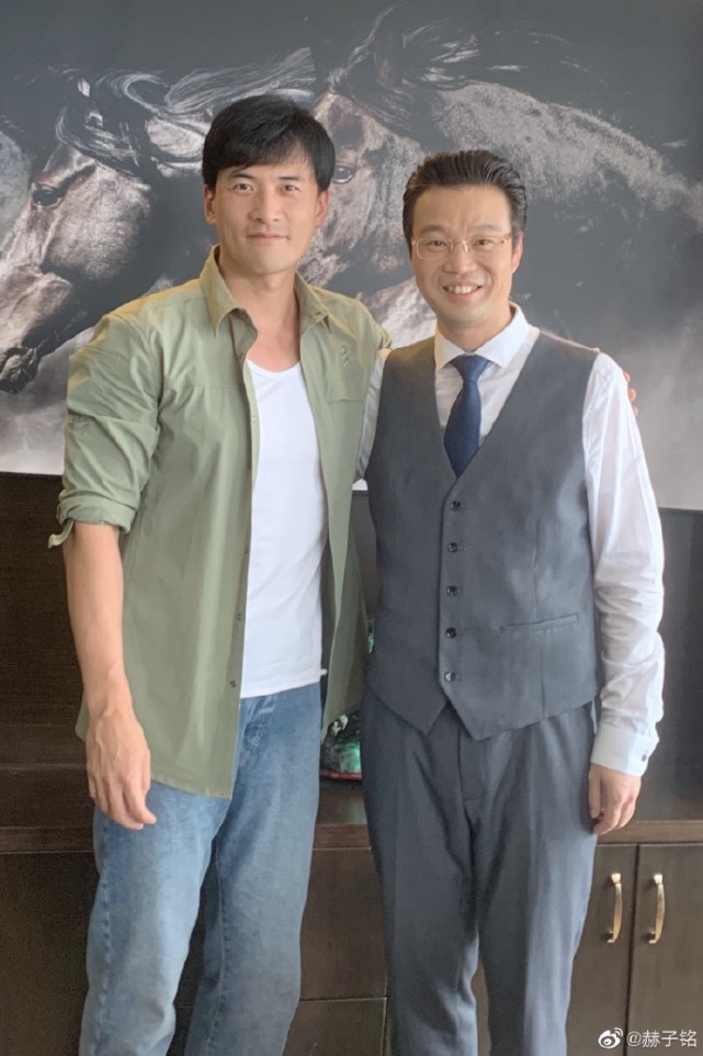 身高极具优势的赫子铭,成为合影中最抢眼的一位.