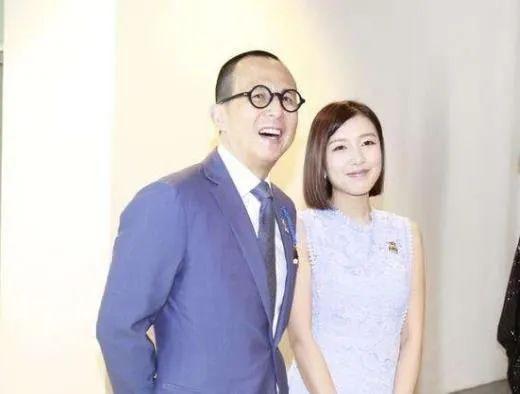 李泽楷|李泽楷“千亿女友”晒生日照，穿低胸背心一改乖乖女风格，不见李泽楷