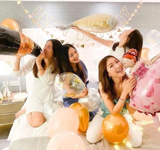 李泽楷|李泽楷“千亿女友”晒生日照，穿低胸背心一改乖乖女风格，不见李泽楷