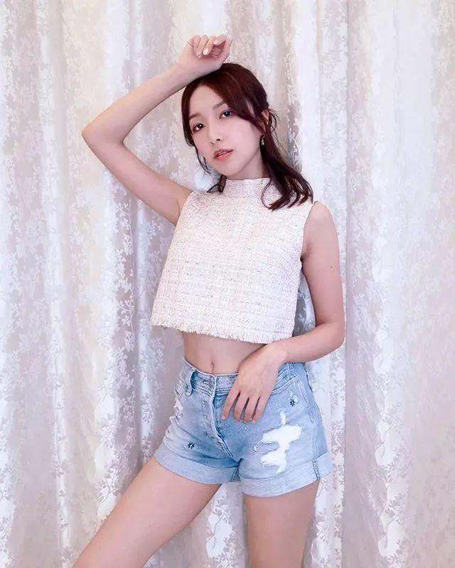 李泽楷|李泽楷“千亿女友”晒生日照，穿低胸背心一改乖乖女风格，不见李泽楷