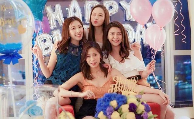 李泽楷|李泽楷“千亿女友”晒生日照，穿低胸背心一改乖乖女风格，不见李泽楷