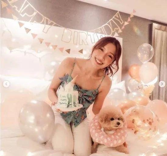 李泽楷|李泽楷“千亿女友”晒生日照，穿低胸背心一改乖乖女风格，不见李泽楷