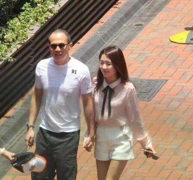 李泽楷|李泽楷“千亿女友”晒生日照，穿低胸背心一改乖乖女风格，不见李泽楷