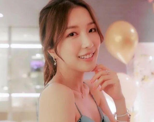 李泽楷|李泽楷“千亿女友”晒生日照，穿低胸背心一改乖乖女风格，不见李泽楷