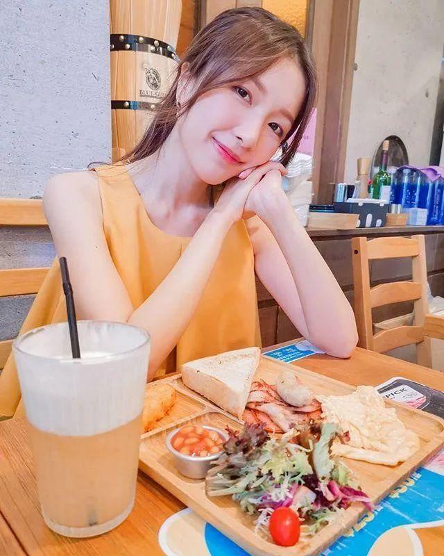 李泽楷|李泽楷“千亿女友”晒生日照，穿低胸背心一改乖乖女风格，不见李泽楷