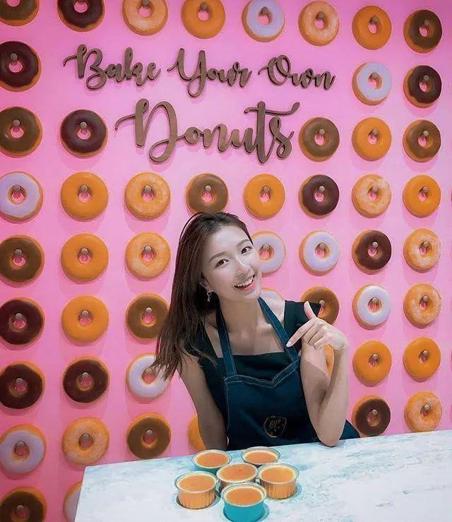 李泽楷|李泽楷“千亿女友”晒生日照，穿低胸背心一改乖乖女风格，不见李泽楷