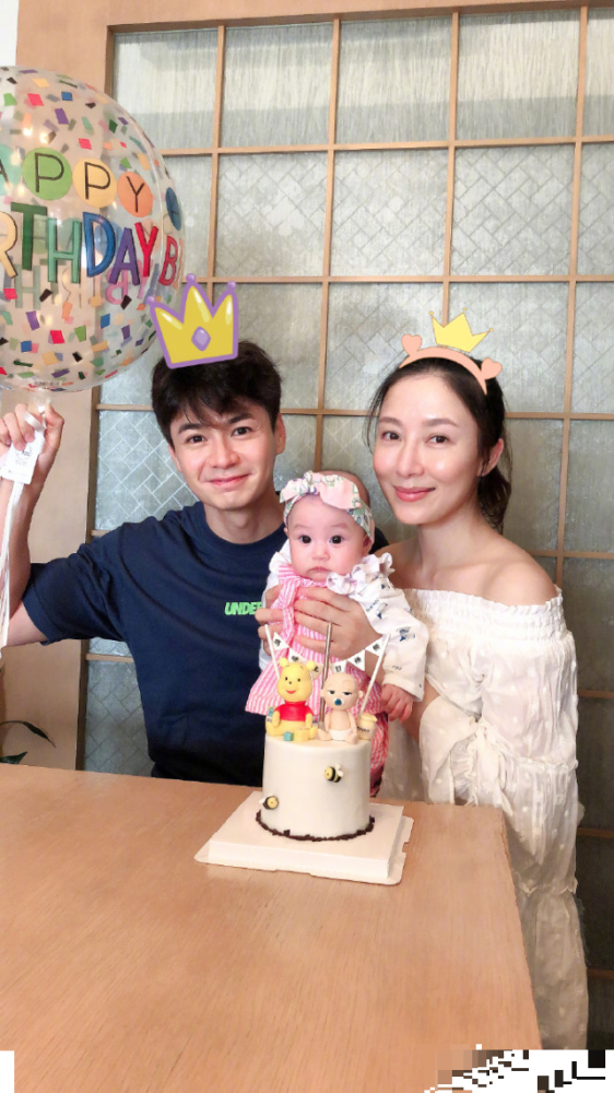 杨怡|杨怡一家三口庆生，4个月小珍珠似婴儿版罗仲谦，被妈妈亲吻超得意