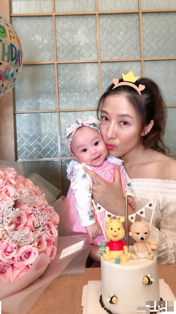 杨怡|杨怡一家三口庆生，4个月小珍珠似婴儿版罗仲谦，被妈妈亲吻超得意