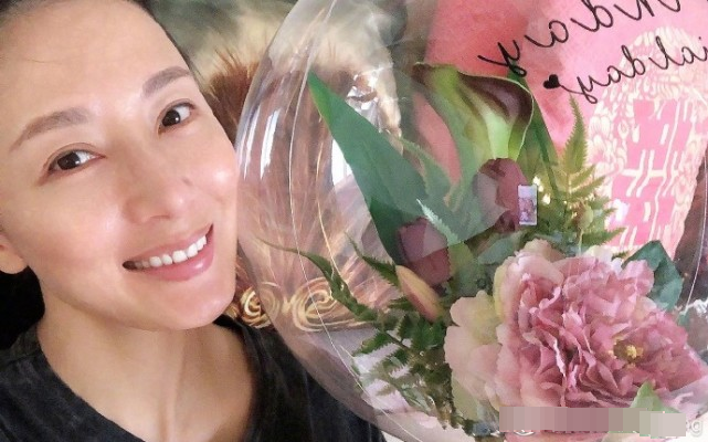 杨怡|杨怡一家三口庆生，4个月小珍珠似婴儿版罗仲谦，被妈妈亲吻超得意