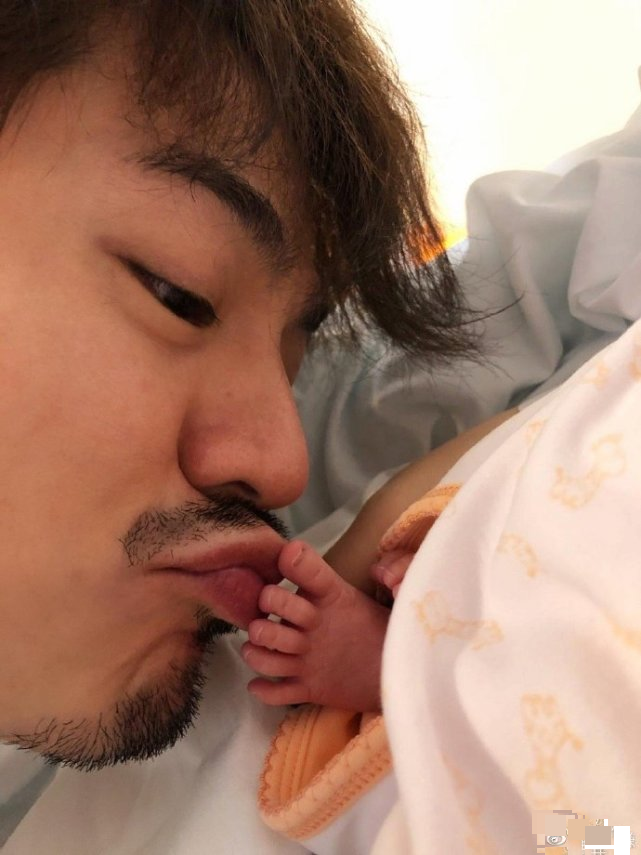 杨怡|杨怡一家三口庆生，4个月小珍珠似婴儿版罗仲谦，被妈妈亲吻超得意