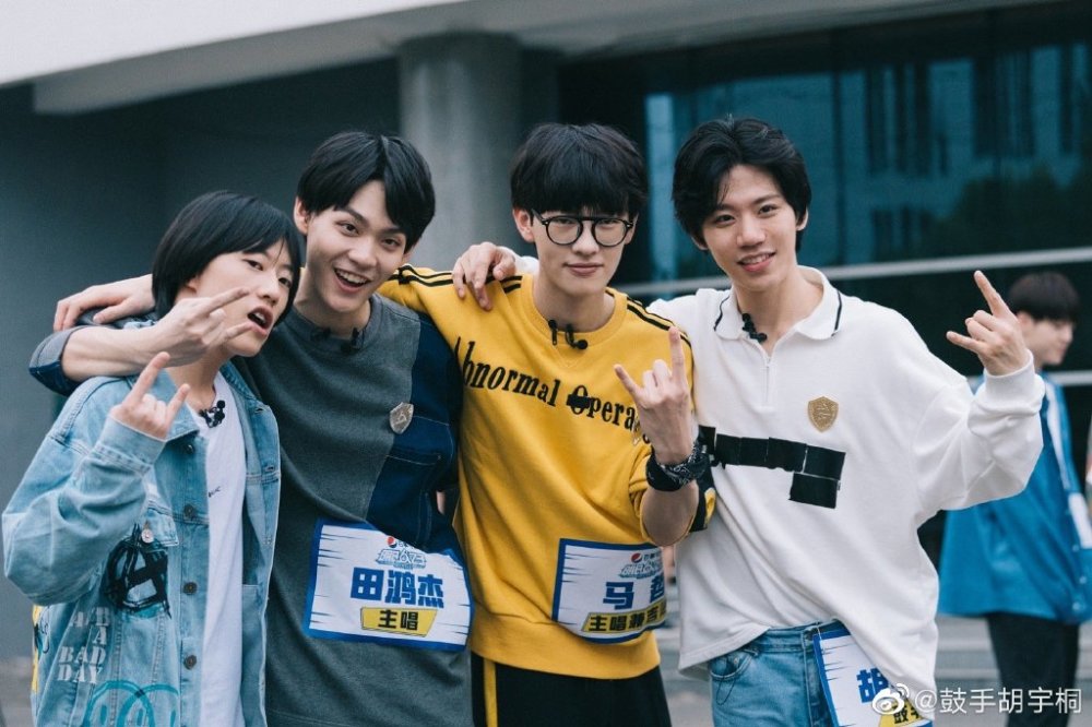 明日之子|《明日之子4》胡宇桐被救护车拉走，躺担架上掩面痛哭令粉丝担忧