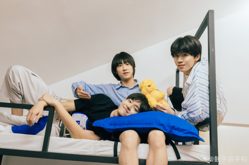 明日之子|《明日之子4》胡宇桐被救护车拉走，躺担架上掩面痛哭令粉丝担忧