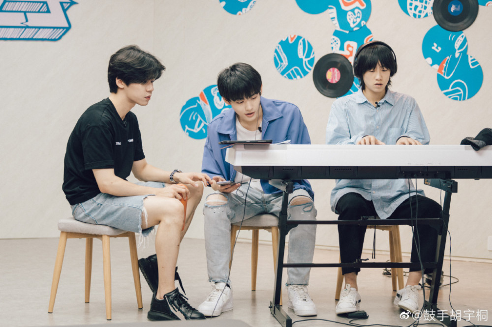 明日之子|《明日之子4》胡宇桐被救护车拉走，躺担架上掩面痛哭令粉丝担忧