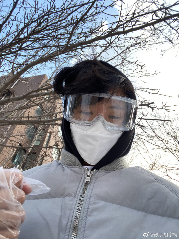 明日之子|《明日之子4》胡宇桐被救护车拉走，躺担架上掩面痛哭令粉丝担忧