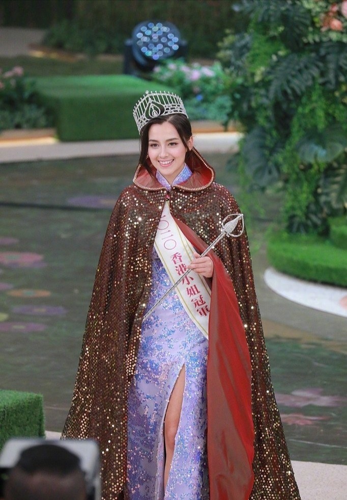 作为90后模特8号谢嘉怡成功拿到本届港姐冠军,同时她还荣获最上镜小姐