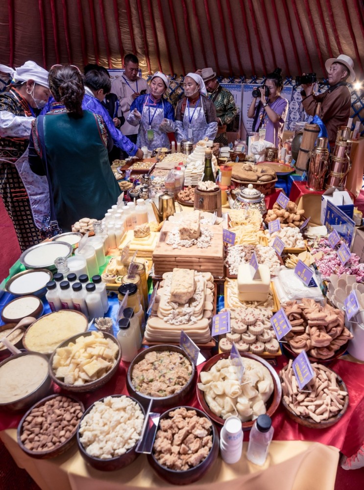 "察干伊德"汉语意为"白色食品",蒙古人以白色为尊,视乳制品为高贵吉祥