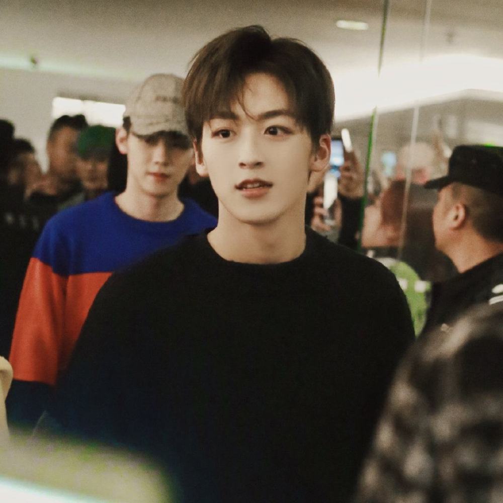 何洛洛|何洛洛直播翻车，自曝使用盗版软件，被吐槽后公开道歉：接受批评支持正版