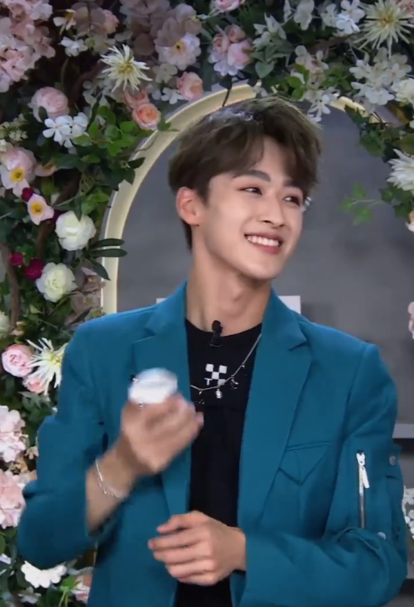 何洛洛|何洛洛直播翻车，自曝使用盗版软件，被吐槽后公开道歉：接受批评支持正版