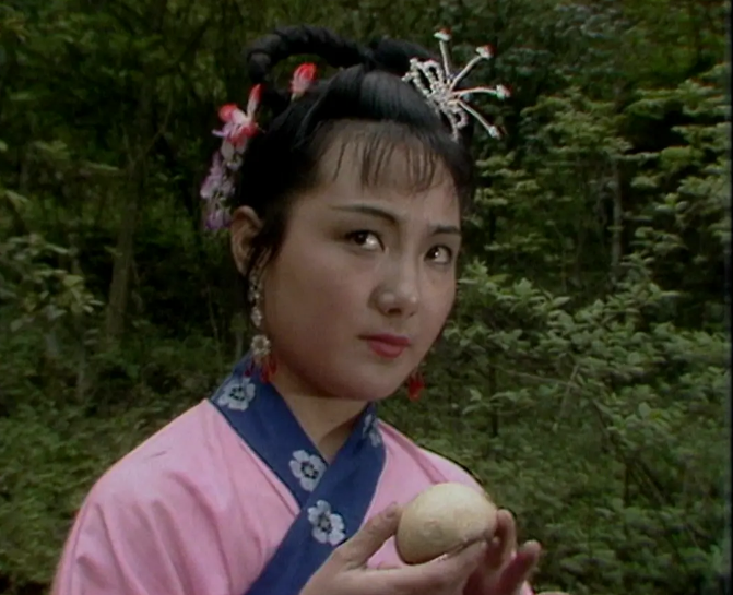 饰演村姑的是和马兰齐名的黄梅戏五朵金花之一的杨俊,她也是被角色的