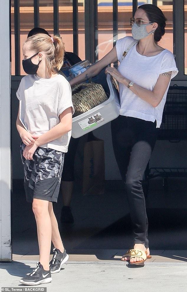 安吉丽娜·朱莉|朱莉真节俭，白色素T穿几年，一对拖鞋穿整个夏天，无畏皮特恋情