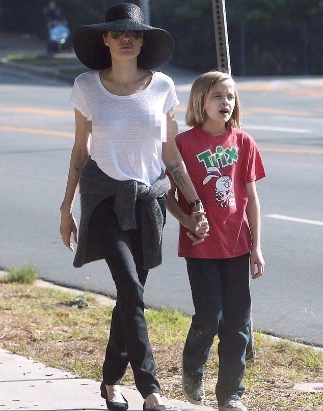 安吉丽娜·朱莉|朱莉真节俭，白色素T穿几年，一对拖鞋穿整个夏天，无畏皮特恋情