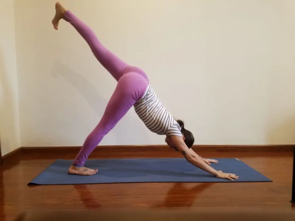 10个瑜伽动作,专门针对腹部,和你的小肚腩说拜拜!