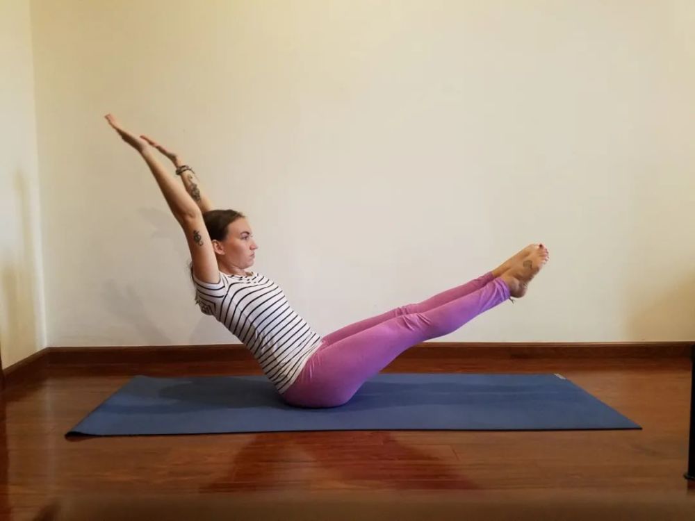 10个瑜伽动作专门针对腹部和你的小肚腩说拜拜