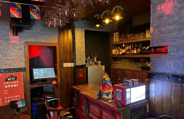 长沙化龙池内隐藏着一家拉拉酒吧,这是女同们的后花园