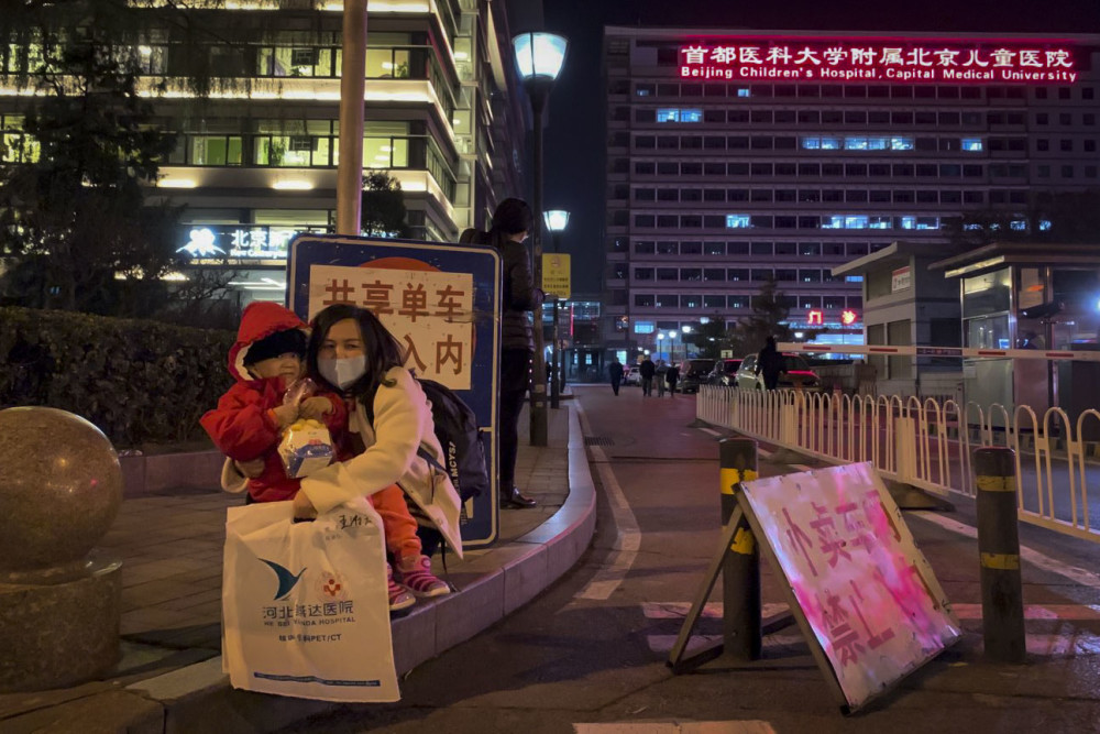 孩子|山西一单亲妈妈带女儿求医4年，曾无奈流落街头，孩子爸：活该！