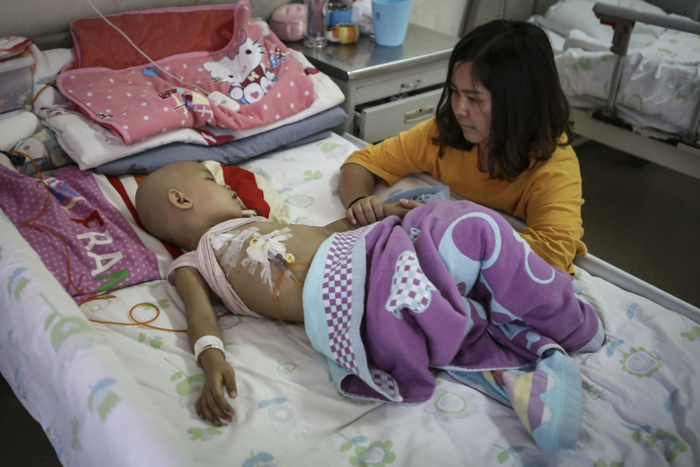 孩子|山西一单亲妈妈带女儿求医4年，曾无奈流落街头，孩子爸：活该！