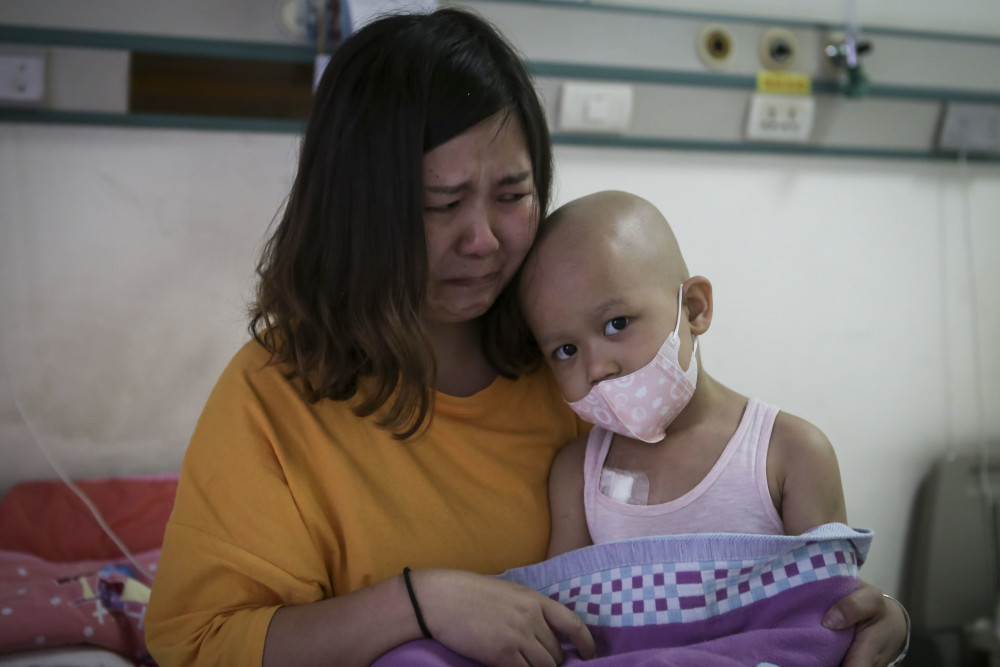 孩子|山西一单亲妈妈带女儿求医4年，曾无奈流落街头，孩子爸：活该！