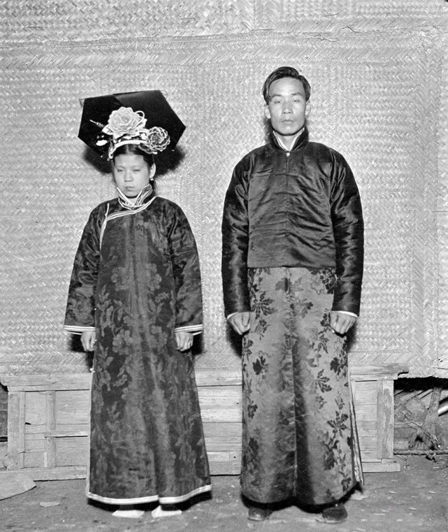 一九一二年的二月十二日,清朝最后一位皇太后隆裕宣布退位诏书.