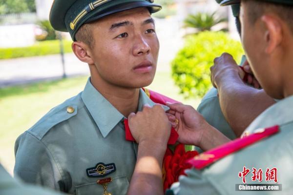 武警广西总队举行满服役期士兵退出现役仪式