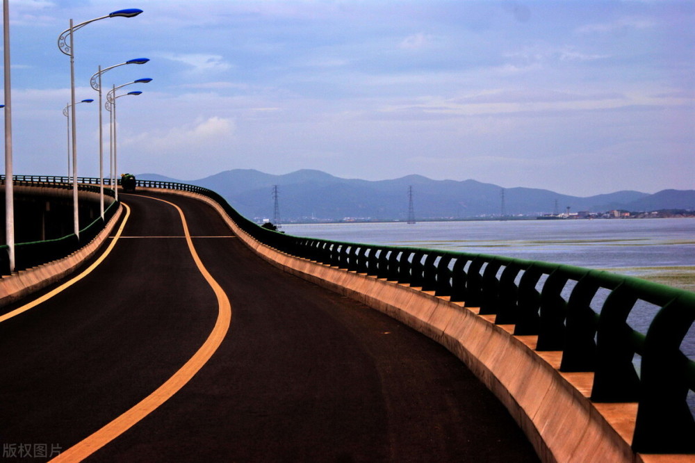 环东山公路50公里的环东山公路尤为好看的莫过于岱心湾大桥和丰圻大桥