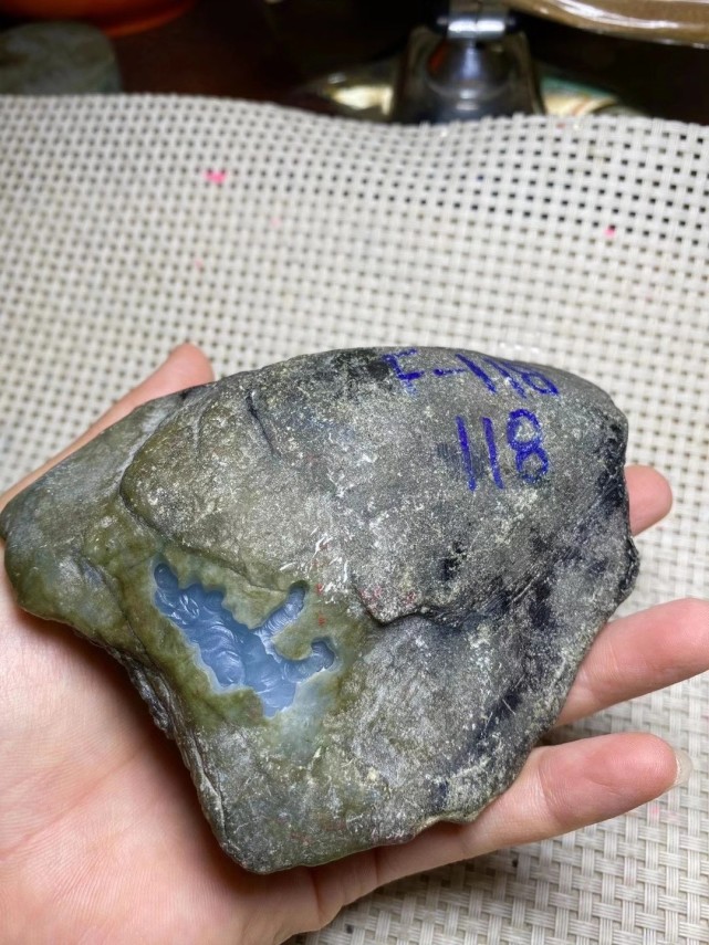 南齐翡翠原石场口有什么特征