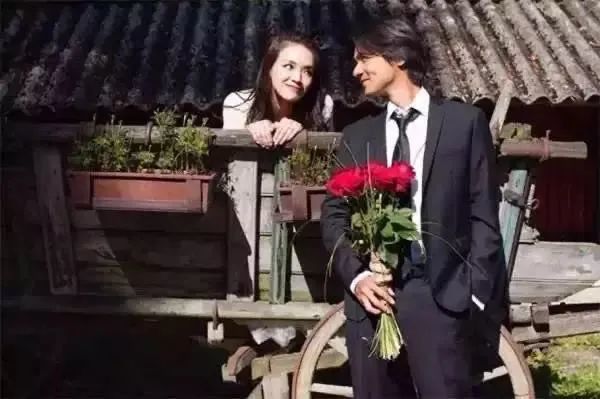 加伊姐|童年被家暴、贫穷、拍情色片，凭什么40岁后，她比林志玲活得舒展？