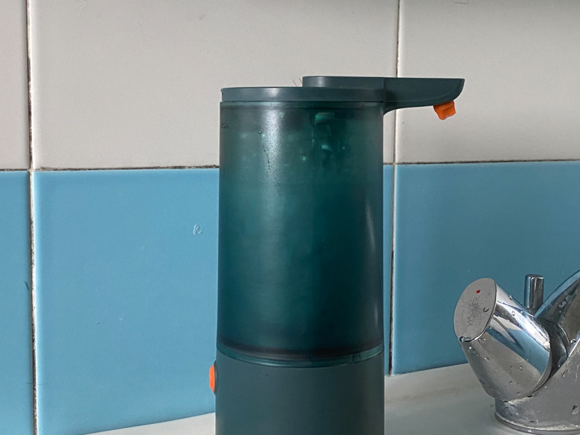 瑞沃svavo智能感应分配器从侧面看，可以看到里面液体的高度