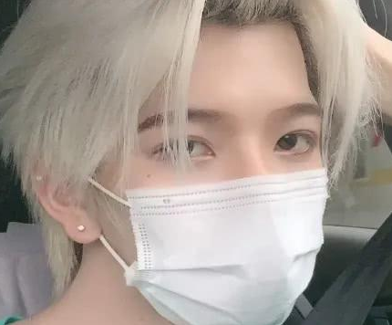 七鹤大人首次直播摘口罩,看清真实颜值后,粉丝直呼:求你戴上吧!