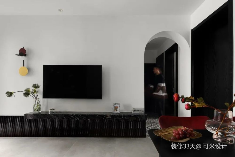 独具一格的造型成为客厅空间的点睛之笔▲ 沙发背景墙做白色与深色的