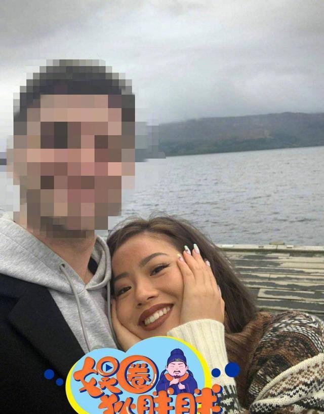 狄胖胖|王菊新恋情疑似曝光！与外籍男子亲密合影流出，亲密依偎一脸幸福